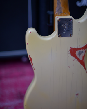 Fender Kurt Cobain Mustang Vintage white over Fiesta Red Heavy Relic