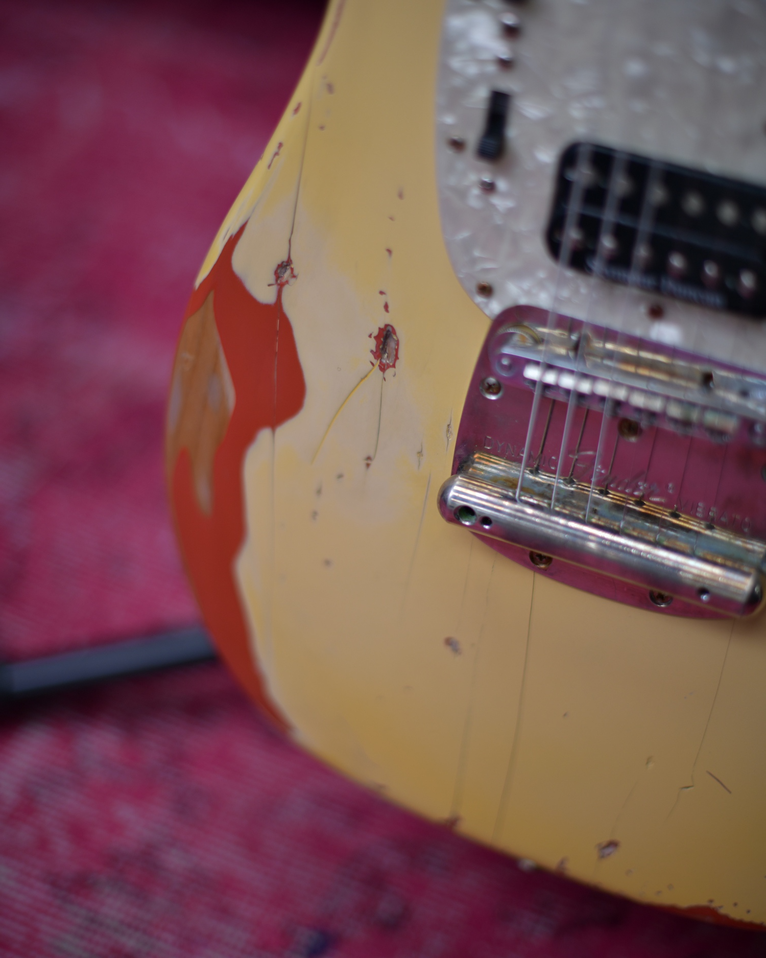Fender Kurt Cobain Mustang Vintage white over Fiesta Red Heavy Relic