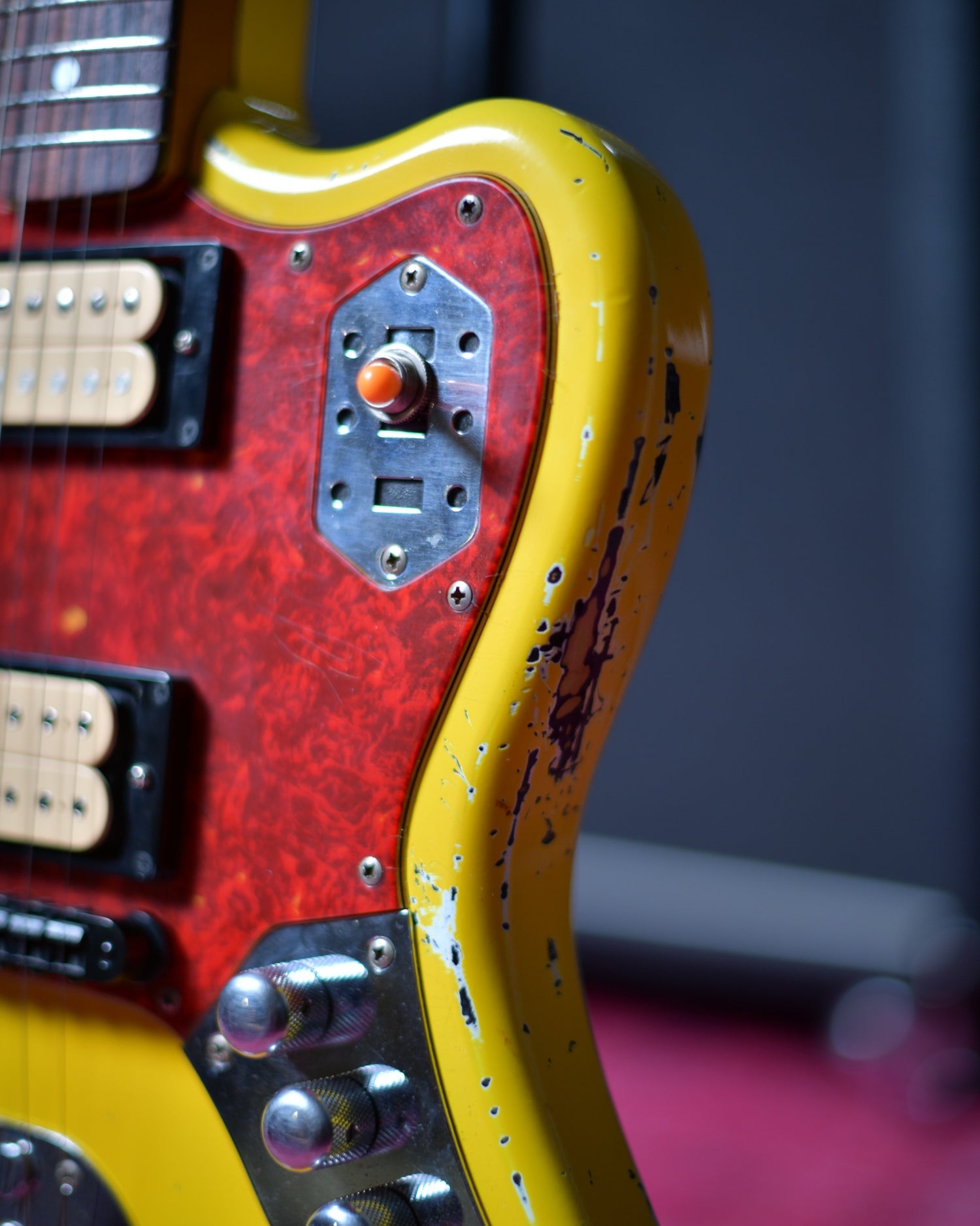 Fender Japan Jaguar Kurt Cobain Graffiti Yellow over Sunburst Heavy Relic CIJ